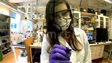 一位年轻的女科学家在化学实验室绘制化学杂环结构图